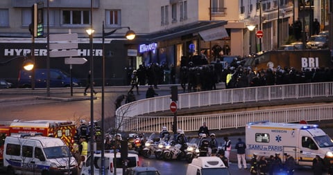 8 de enero | Tiroteo. Muere una policía municipal durante un tiroteo en París, en un nuevo atentado yihadista.