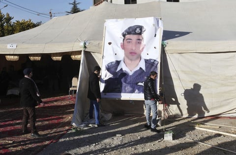 3 de febrero | Ejecución. El Estado Islámico (EI) publica video en el que queman vivo al piloto jordano Muaz Kasasbeh, capturado en Siria.