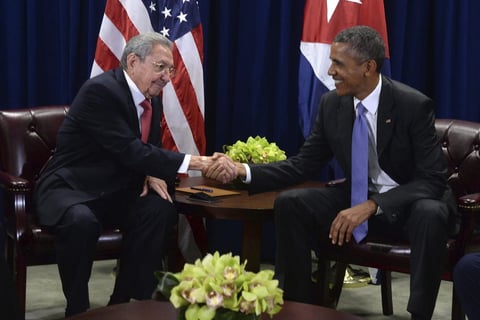 11 de abril | Reunión. Los presidentes de EU. y Cuba, Barack Obama y Raúl Castro, respectivamente, celebran la primera reunión de mandatarios de ambos países en 50 años.