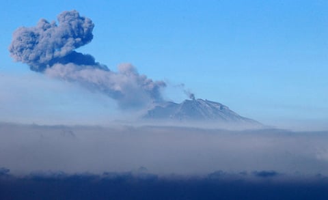 23 de abril | Erupción. El volcán chileno Calbuco entra en erupción tras 42 años inactivo y obliga a evacuar a más de 6,400 personas.