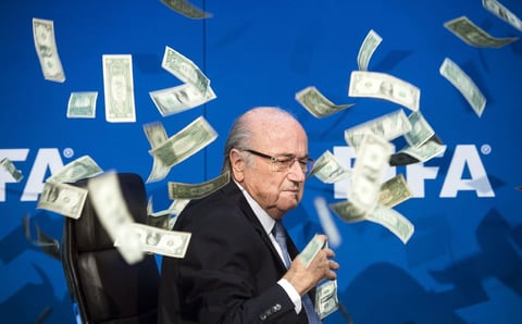 2 de junio | Renuncia. Joseph Blatter presenta su renuncia a la presidencia de la FIFA.