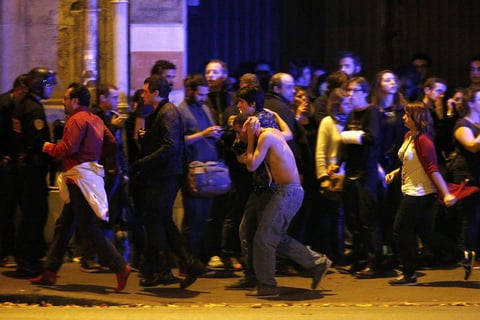 13 de noviembre | Atentados. En Paris (Francia) una serie de atentados terroristas en diferentes partes de la ciudad, dejan un total de 153 muertos.