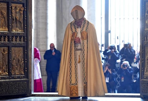 8 de diciembre | Jubileo. El papa Francisco da inicio al Jubileo de la misericordia.