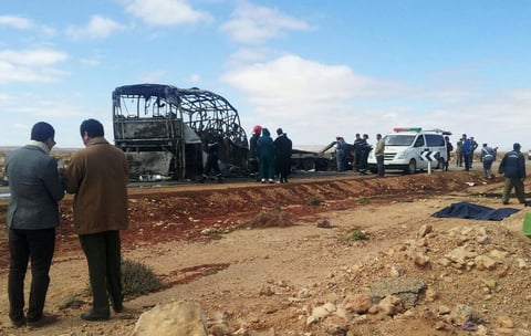10 de abril | Accidente. 33 muertos, la mayoría niños, al colisionar un autocar con un camión que transportaba gas, en el sur de Marruecos.