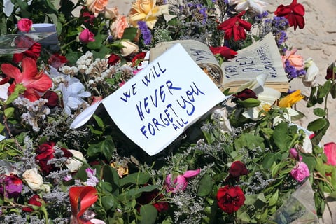 26 de junio | Atentados. En Francia, Kuwait, Siria, Somalía y Túnez, múltiples ataques terroristas dejan más de 130 muertos.