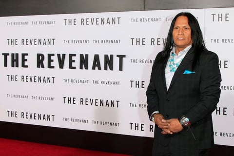 El actor Arthur RedCloud se hizo presente en la alfombra roja.