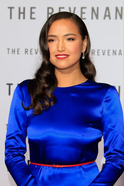 La actriz canadiense Grace Dove lució un sencillo vestido azul en el estreno.
