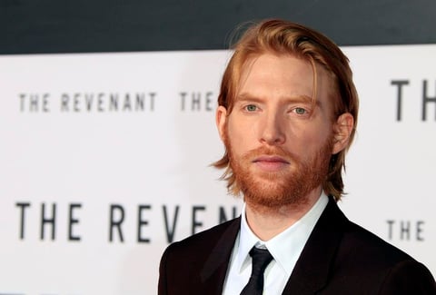 El actor irlandés Domhnall Gleeson atendió a los fotógrafos a su arribo.