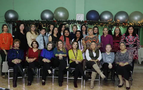 18122015 GRATOS MOMENTOS.  Posada de la conocida academia de baile acompañadas de sus maestras Lolis y Antonieta Estenave.