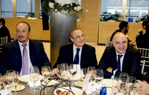 El entrenador del Real Madrid Fútbol, Rafa Benítez, el presidente del club, Florentino Pérez, y el entrenador del Real Madrid Baloncesto, Pablo Laso.