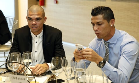 Pepe y Cristiano Ronaldo conviviendo durante el festejo.