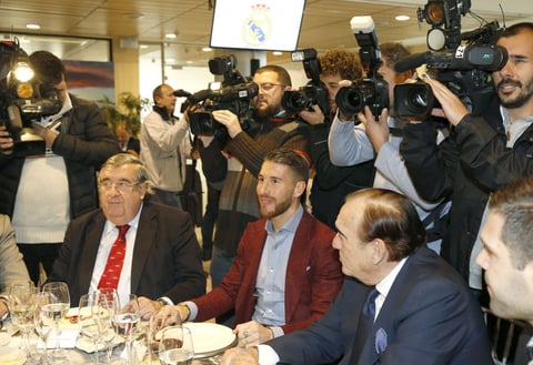 El vicepresidente tercero del Real Madrid, Pedro López Jiménez, el jugador Sergio Ramos y el vicepresidente primero, Fernando Fernández Tapias.
