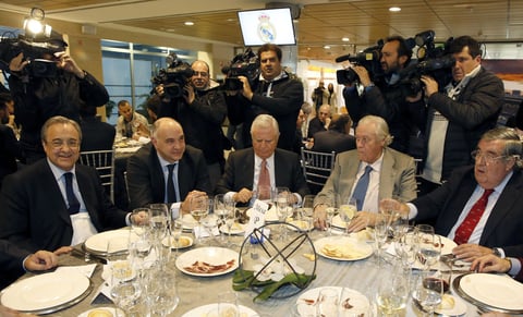 El presidente del Real Madrid, Florentino Pérez, el entrenador del Real Madrid Baloncesto, Pablo Laso, el secretario de la Junta Directiva, Enrique Sánchez, el presidente de honor del Real Madrid Baloncesto, Emiliano Rodríguez y el vicepresidente del club, Pedro López.