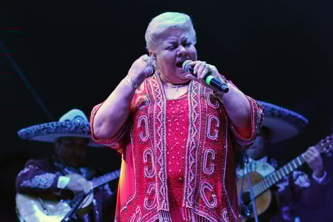 11 de mayo | Paquita la del Barrio. La cantante se presentó en la Plaza Mayor para deleitar a todas las mamás con motivo de su festejo.