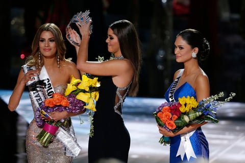 Vega se colocó en medio de las dos y con mucha gracia transfirió la corona a la verdadera ganadora.