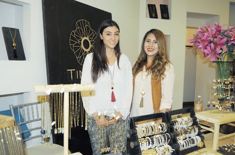 19122015 POSAN PARA LA FOTO.  Maribel y Nidia.