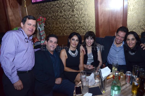 21122015 SE DIVIERTEN.  Alfonso, Pedro, Betty, Liliana, José Luis y Marcela.