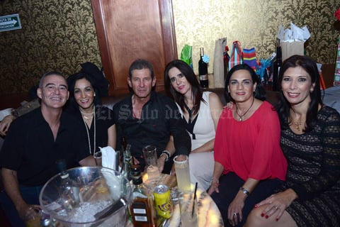 21122015 ENTRE AMIGOS.  Ernesto, Sofía, Jesús, Leonor, Lucero y Olivia.