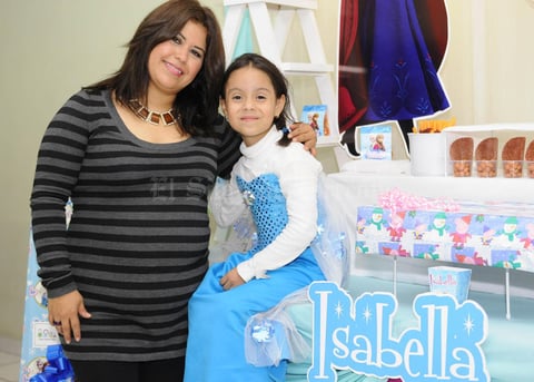 20122015 CUMPLE SIETE AñOS.  Isabella acompañada de su mamá, Martha Rangel López.