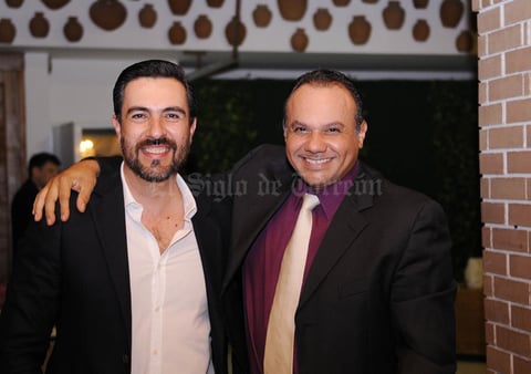 20122015 ASISTEN A BAZAR.  Paola y Loli.