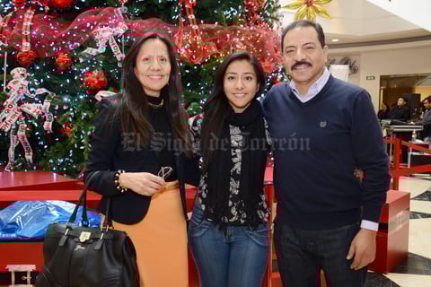 22122015 Betty, Mónica y Gerardo.
