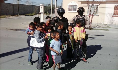 Sobre todo juguetes y bolos, fue lo que entregaron los elementos encargados de la seguridad pública de la ciudad, directamente en manos de las niñas y niños que se acercaron a su paso.