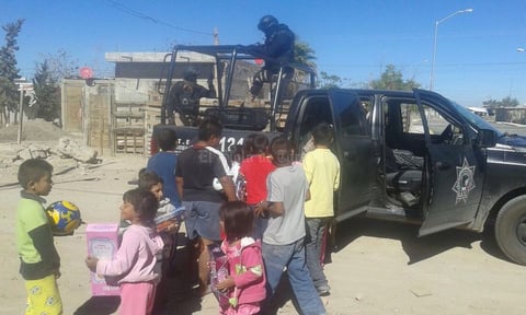 La llegada de los vehículos y la presencia de los agentes uniformados que bajaron bolsas grandes llenas de juguetes, hizo que los pequeños, en grupitos o acompañados de sus padres, se acercaran.