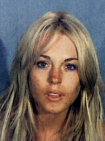 Lindsay Lohan es una de las famosas que ha pasado más veces por la prisión. Esta fue su primer "mugshot" en julio de 2007 por conducir ebria y por posesión de cocaína.