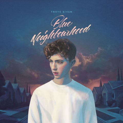 1.- Blue Neighborhood, Troye Sivan: Mientras que la batalla por el disco del año se desarrollaba entre Kendrick Lamar y Adele, llegó un disco pop experimental con múltiples ritmos de este actor, cantante y youtuber sudafricano-australiano. Lanzado el 4 de diciembre, Blue Neighborhood de Sivan sobresale desde la primera pieza, WILD, y sus otras 15 canciones descritas como música pop taciturna. Aunque apenas tiene 20 años, la voz de Sivan es madura e impactante, además de ser un hilo conductor para su colección de canciones épicas.