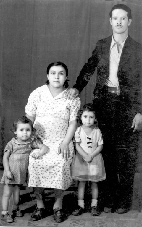 20122015 Sra. Alejandrina Vielma de Esparza (f) y Sr. Guadalupe Esparza (f) con sus hijas, las niÃ±as Alicia Esparza Vielma y Josefina Esparza Vielma (f). FotografÃ­a tomada en 1943.