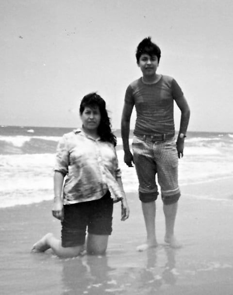 29112015 Consuelo MuÃ±oz y JesÃºs Rafael Lara MuÃ±oz, de paseo en la Isla Huivulai, ubicada en la costa del Estado de Sonora, en julio de 1980.