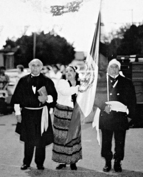 29112015 Festival que organizaba la maestra Yolanda GonzÃ¡lez de la Cruz (f), cada aÃ±o en la C. Sinaloa de la Col. Las Rosas en GÃ³mez Palacio, Dgo., el 15 de septiembre, personificando a los hÃ©roes: Miguel Hidalgo, Dr. JosÃ© Ayup; corregidora, Sra. Ary de Ayup; y Morelos, Sr. Jorge ValdÃ©s.
