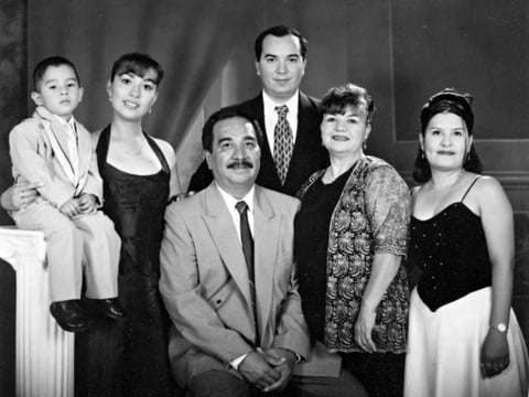 06122015 Feliciano Soto Reyes y MarÃ­a del Socorro Puentes de Soto, acompaÃ±ados de sus hijos: JosÃ© Alfredo y Liliana Soto Puentes, MarÃ­a de JesÃºs GÃ³mez de Soto y JesÃºs Alfredo Soto GÃ³mez, en un estudio tomado hace varios aÃ±os.