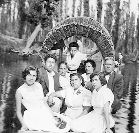 13122015 FotografÃ­a tomada en Xochimilco: Manuel Frausto, Salvador MuÃ±oz (f), Catalina Herrera (f), Esperanza Herrera (f), Arturo Llamas (f), Lucy Frausto, Engracia Herrera (f) y Aurora Frausto.