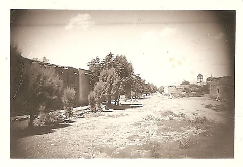 20122015 El abandono y la destrucciÃ³n reinaron en CuencamÃ©, despuÃ©s de la expulsiÃ³n de sus habitantes y el deliberado incendio realizado por los carrancistas. Antigua foto que captÃ³ a la actual avenida Severino Ceniceros, al fondo a la derecha se aprecia la cÃºpula y la torre del templo de San Antonio de Padua. (Archivo de Anacleto HernÃ¡ndez HernÃ¡ndez)