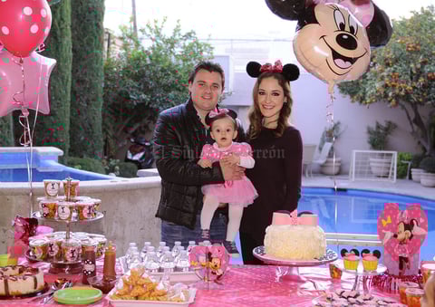 Con sus papás, Luis y Beatriz