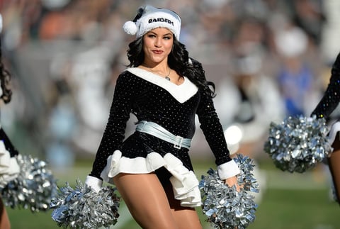 La bellas animadoras de los Raiders saben como buscar el apoyo de los aficionados al equipo.