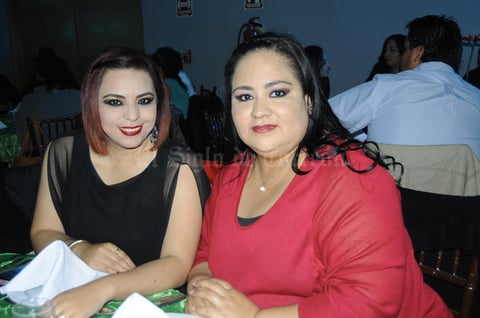 25122015 EN POSADA.  Scarlett y Elizabeth.