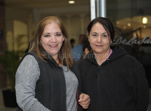 28122015 EN RECIENTE EVENTO.  Martha y Flor.