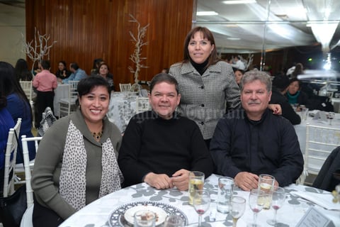 29122015 Cecy, Ángeles, Armando y Gilberto.