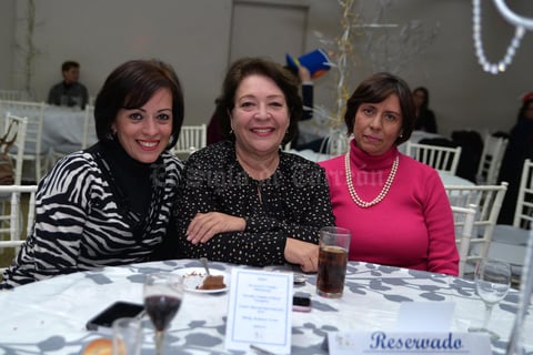 29122015 Padre Miguel Ángel con Sergio, Rocío y Olga.