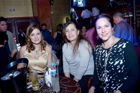 24122015 SE DIVIERTEN.  Corina, Elva y Lucy.