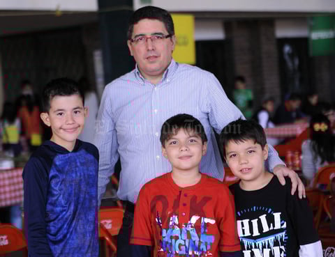 24122015 EN EL COLEGIO.  Emilio, Javier, Diego y Javier.