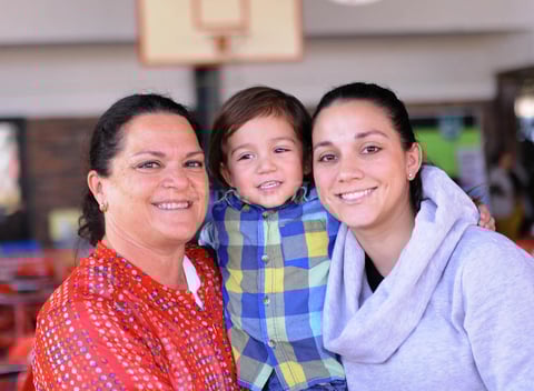 24122015 FESTEJO ESCOLAR.  Charo, Matías y Cristy.
