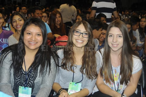 31122015 EN UNA CONFERENCIA.  Yuri, Diana y Katia.