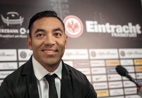 El delantero mexicano Marco Fabián fue presentado con el Eintracht Frankfurt, en un acto llevado a cabo en la Commerzbank-Arena en compañía del resto de los refuerzos.