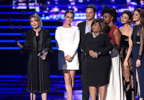 Otros grandes ganadores de los People's Choice Awards fueron las series Grey's Anatomy y The Big Bang Theory, estas últimas repitieron en las categorías en las que ya habían triunfado antes: Serie De TV de Drama y Programa Favorito de Televisión, respectivamente.