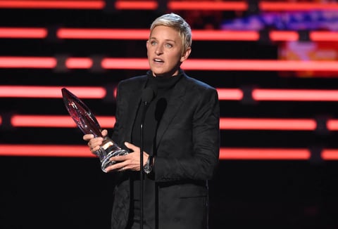 Como cada año, se entregó el Premio Humanitario y en esta ocasión fue para Ellen DeGeneres, quien agradeció por el trofeo invitando a todos a ser generosos con las personas.