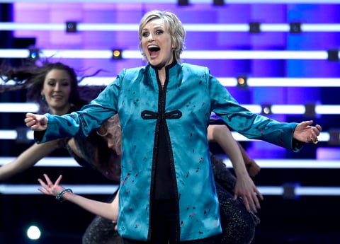 La actriz Jane Lynch, recordada por su rol como "Sue Sylvester" en la serie Glee, fue la anfitriona de la noche e hizo reír a los asistentes del Teatro Microsoft de Los Ángeles durante toda la premiación.