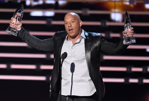 Uno de los primeros premios fue para Película Favorita y Película de Acción Favorita, los cuales se llevó Rápidos y Furiosos 7. Vin Diesel fue el encargado de recibirlos y entre lágrimas recordó a su amigo Paul Walker, fallecido en noviembre de 2013.